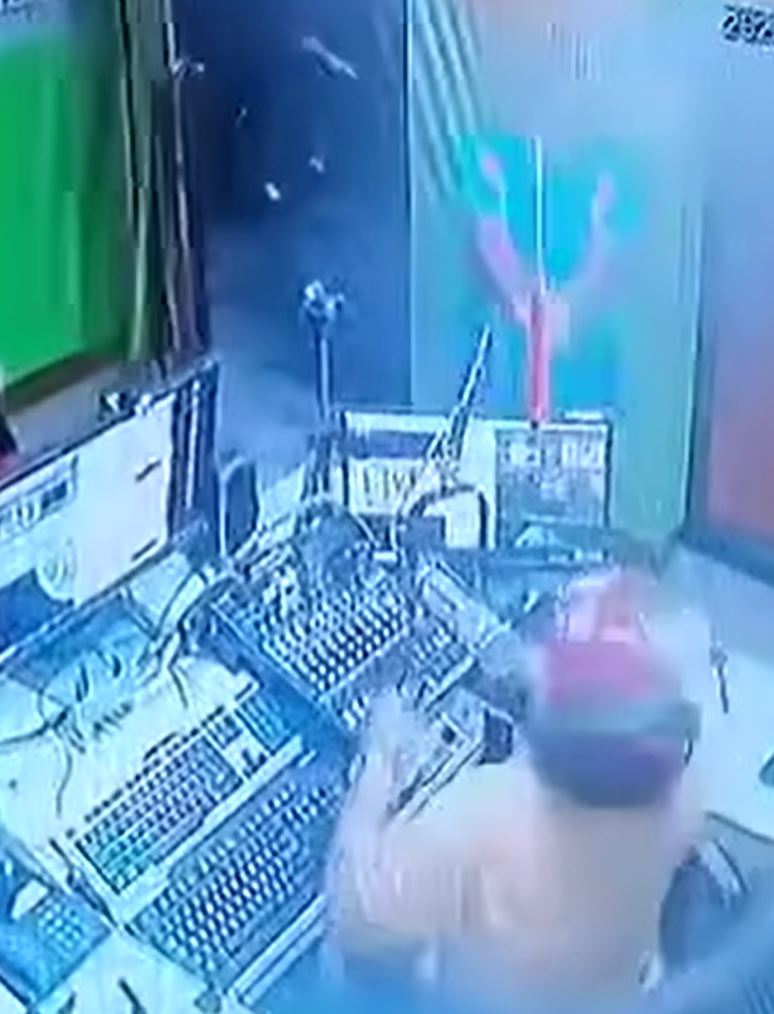 神秘枪手闯入胡安·朱马龙直播间后举枪杀人。 (facebook) 神秘枪手闯入胡安·朱马龙直播间后举枪杀人。 (facebook)