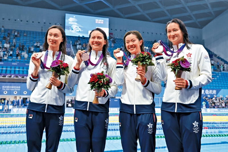 郑莉梅(右一)在杭州亚运会女子4乘100米自由泳接力赛勇夺铜牌。 郑莉梅(右一)在杭州亚运会女子4乘100米自由泳接力赛勇夺铜牌。