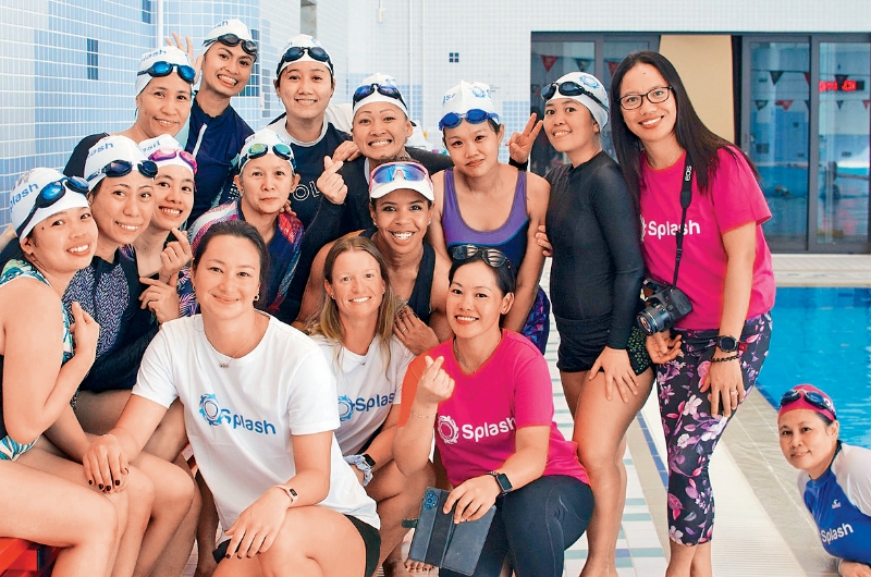 郑莉梅(前排左二)在中大修读硕士课程,研究学习游泳对移民、外佣的心理影响。 郑莉梅(前排左二)在中大修读硕士课程,研究学习游泳对移民、外佣的心理影响。