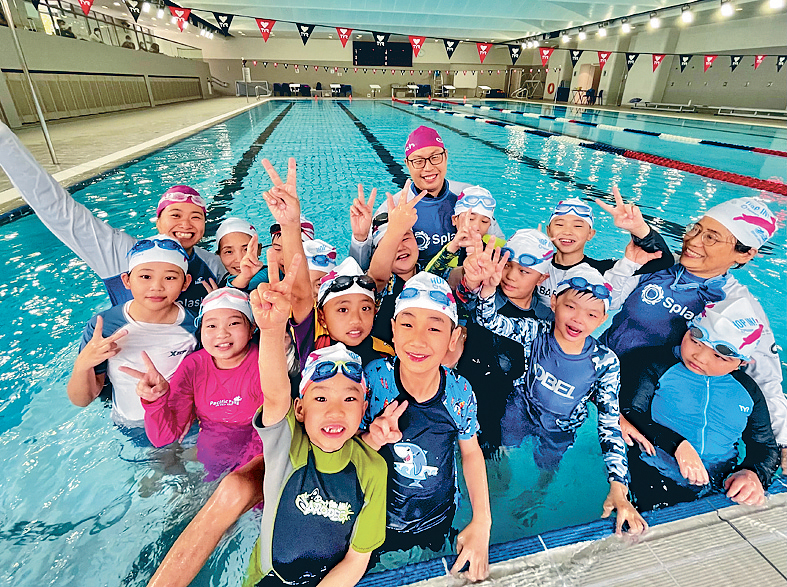 “Splash”让超过6000人学懂游泳,包括低收入 家庭、有特殊教育需要孩子及外地劳工。 “Splash”让超过6000人学懂游泳,包括低收入 家庭、有特殊教育需要孩子及外地劳工。