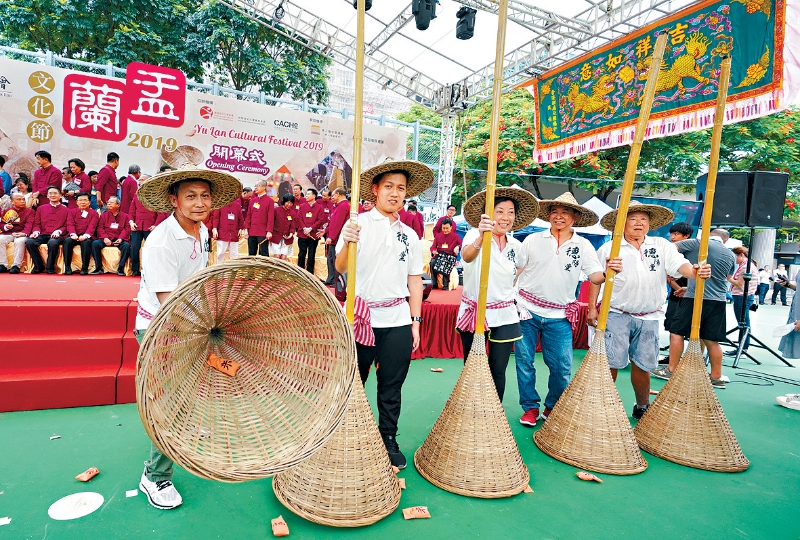 推广同乡文化有助增强多元社会之间的凝聚力。 推广同乡文化有助增强多元社会之间的凝聚力。