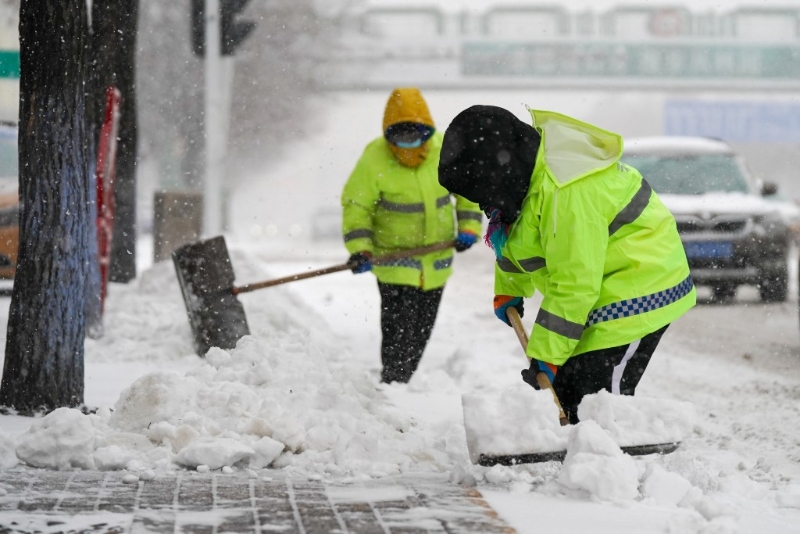 黑龙江学生冒雪上学走1步退3步，市民：30多岁见过最大一次雪