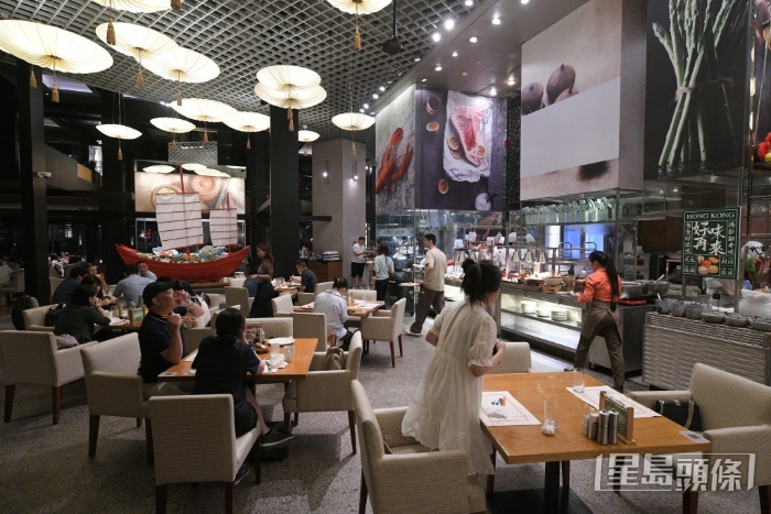 环境阔落，设多个food station。