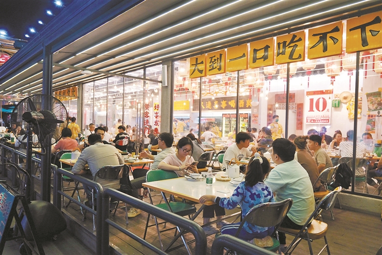 白云区“有Young夜市”上的美食街。(资料图片) 白云区“有Young夜市”上的美食街。(资料图片)