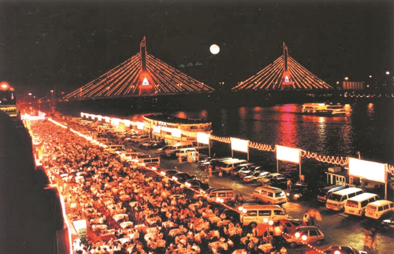 20世纪90年代,海印桥畔的消夜大排档。 图片来源:《百年广州》 20世纪90年代,海印桥畔的消夜大排档。 图片来源:《百年广州》