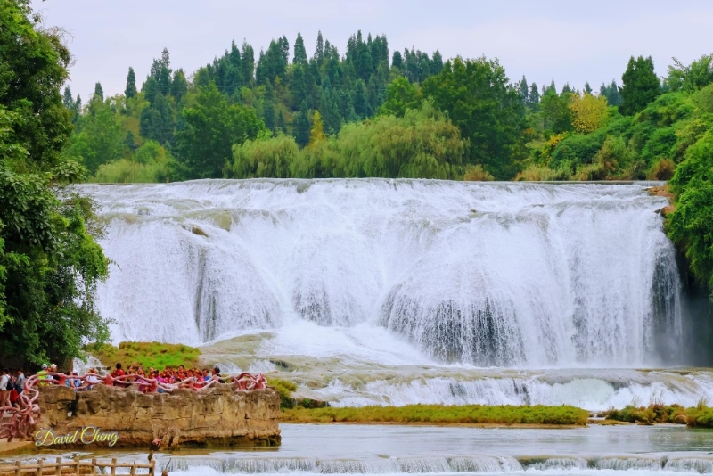 陡坡塘瀑布是黄果树瀑布群中瀑顶最宽的瀑布。图片授权David Cheng 陡坡塘瀑布是黄果树瀑布群中瀑顶最宽的瀑布。图片授权David Cheng