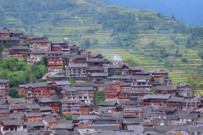 西江千户苗寨位于黔东南苗族侗族自治州雷山县西江镇南贵村。 西江千户苗寨位于黔东南苗族侗族自治州雷山县西江镇南贵村。