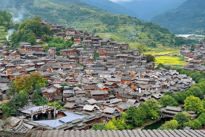 楼主:沿街古式古香的苗族特色建筑。 楼主:沿街古式古香的苗族特色建筑。