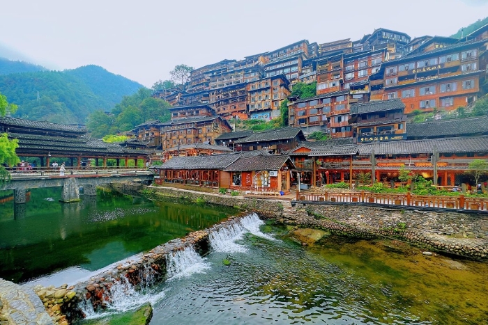 苗寨沿河而建。 苗寨沿河而建。