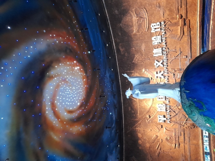 天文体验馆的屈原问天像。 天文体验馆的屈原问天像。