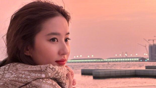 刘亦菲曾说自己是“全家最丑”,网民普遍以为是自谦说辞,直到近日刘亦菲的外婆、小姨(姨妈)及母亲的相片曝光。 刘亦菲曾说自己是“全家最丑”,网民普遍以为是自谦说辞,直到近日刘亦菲的外婆、小姨(姨妈)及母亲的相片曝光。