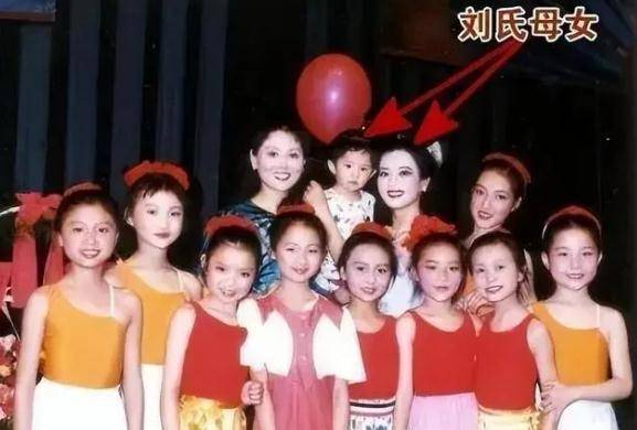 刘晓莉望女成龙,与刘亦菲的生父在育儿观方面出现分歧。 刘晓莉望女成龙,与刘亦菲的生父在育儿观方面出现分歧。