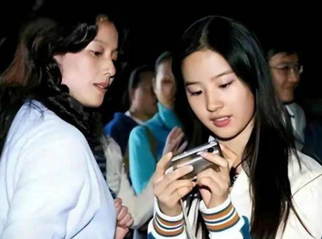 拍戏时刘晓莉会跟在刘亦菲身边照顾她。 (微博图片) 拍戏时刘晓莉会跟在刘亦菲身边照顾她。 (微博图片)