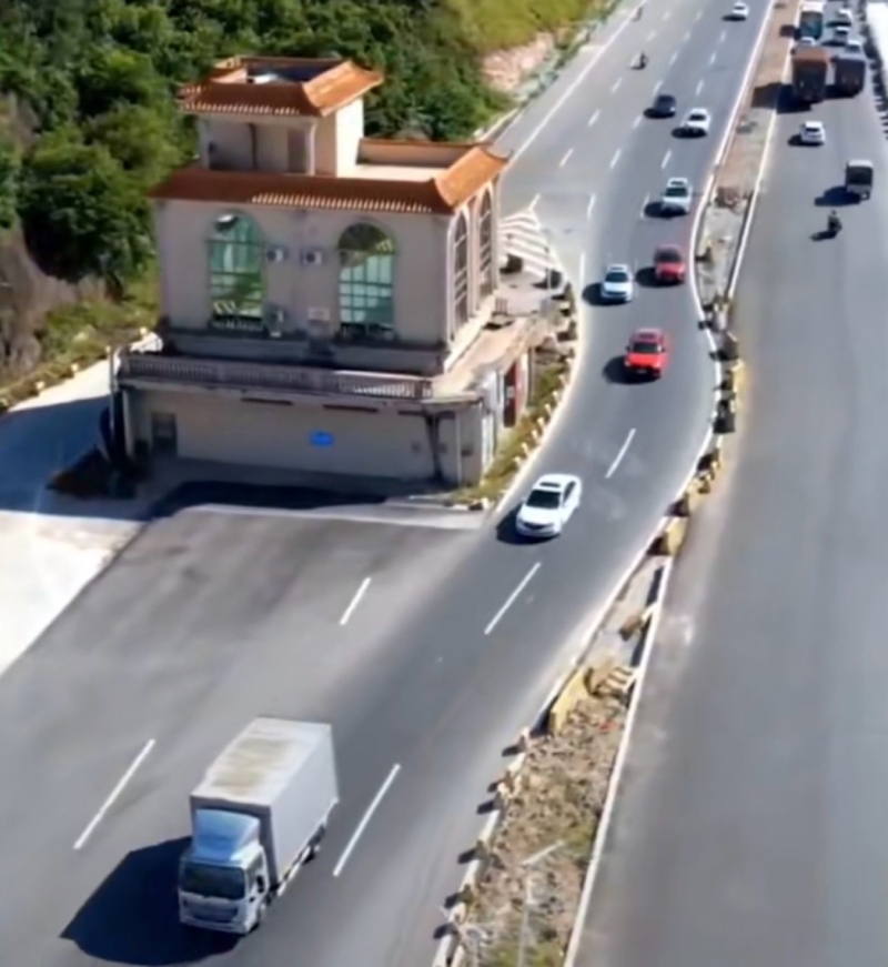 因钉子楼不愿拆,江门大道为了它而转弯。 因钉子楼不愿拆,江门大道为了它而转弯。