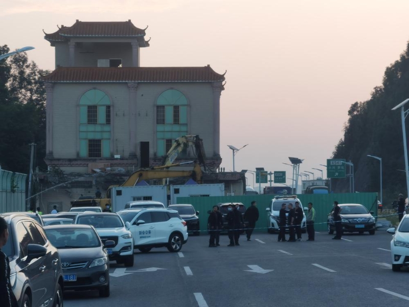 10多辆货车封存装满钉子楼内财物集中运走封存保管。 10多辆货车封存装满钉子楼内财物集中运走封存保管。