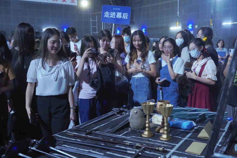 《哈姆雷特》演前舞台导览 珠海大剧院供图 《哈姆雷特》演前舞台导览 珠海大剧院供图