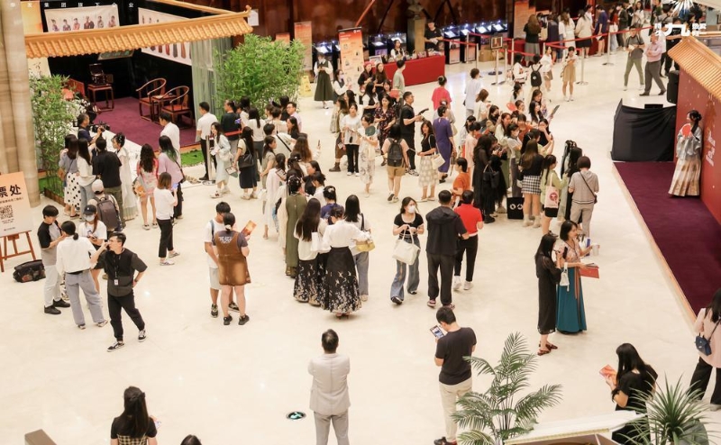 观众到剧院“打卡”舞剧《红楼梦》 珠海华发中演大剧院供图 观众到剧院“打卡”舞剧《红楼梦》 珠海华发中演大剧院供图