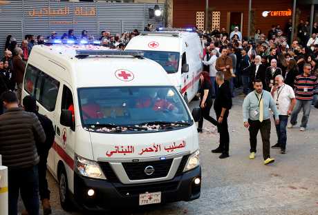 载有黎巴嫩马雅丁电视台两名记者遗体的救护车驶出该台大楼外