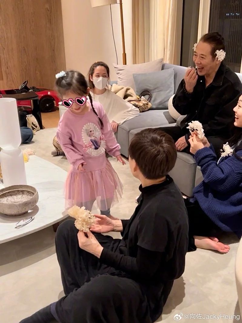 向佐今日分享几张照片,意外曝光李连杰亲民的一面。 向佐今日分享几张照片,意外曝光李连杰亲民的一面。