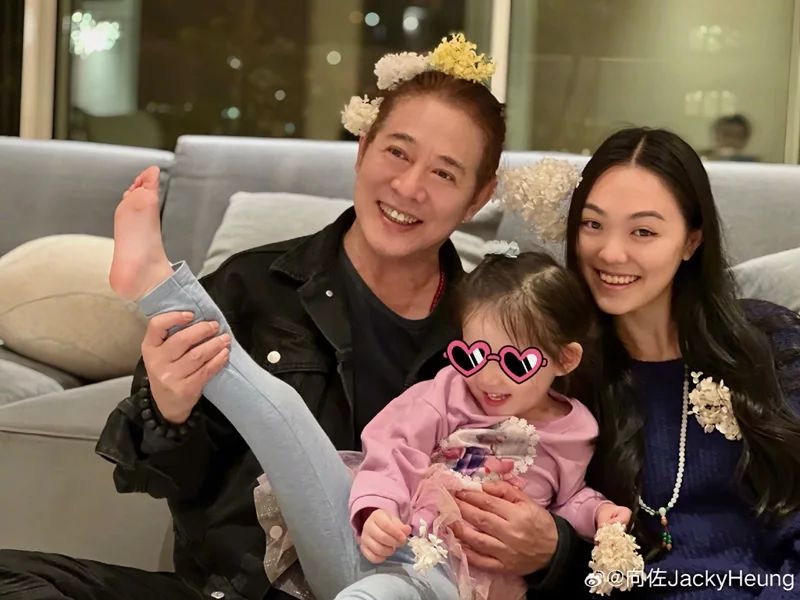 李连杰与大女儿造访徒弟向佐的家,还化身小花仙与向佐3岁爱女玩耍。 李连杰与大女儿造访徒弟向佐的家,还化身小花仙与向佐3岁爱女玩耍。