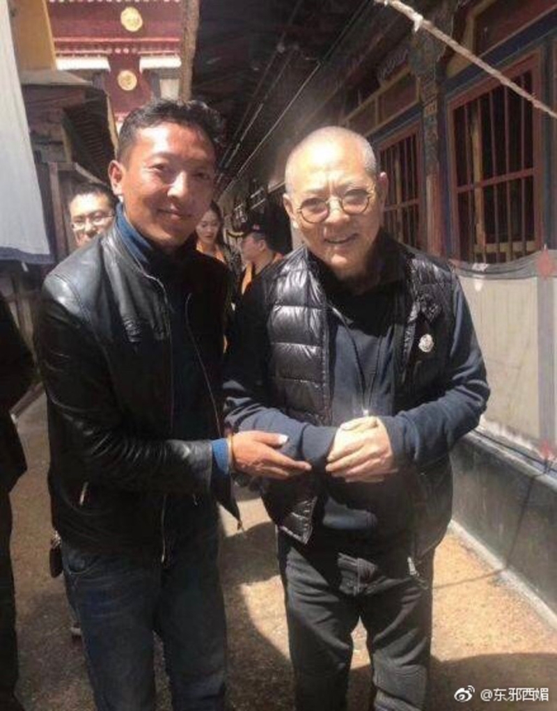 李连杰早年曾被拍下老态龙钟的样子。 李连杰早年曾被拍下老态龙钟的样子。