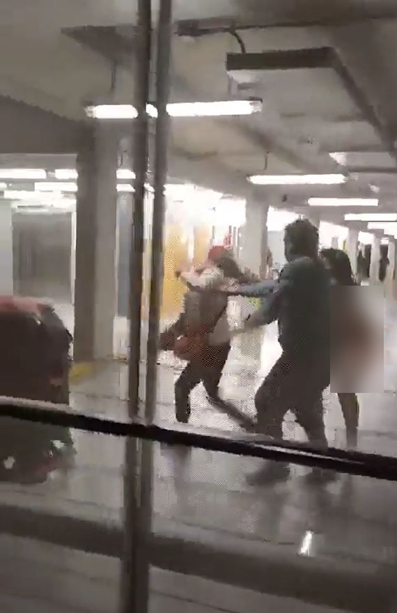 裸女情绪失控拉扯路过旅客头发。影片截图 裸女情绪失控拉扯路过旅客头发。影片截图