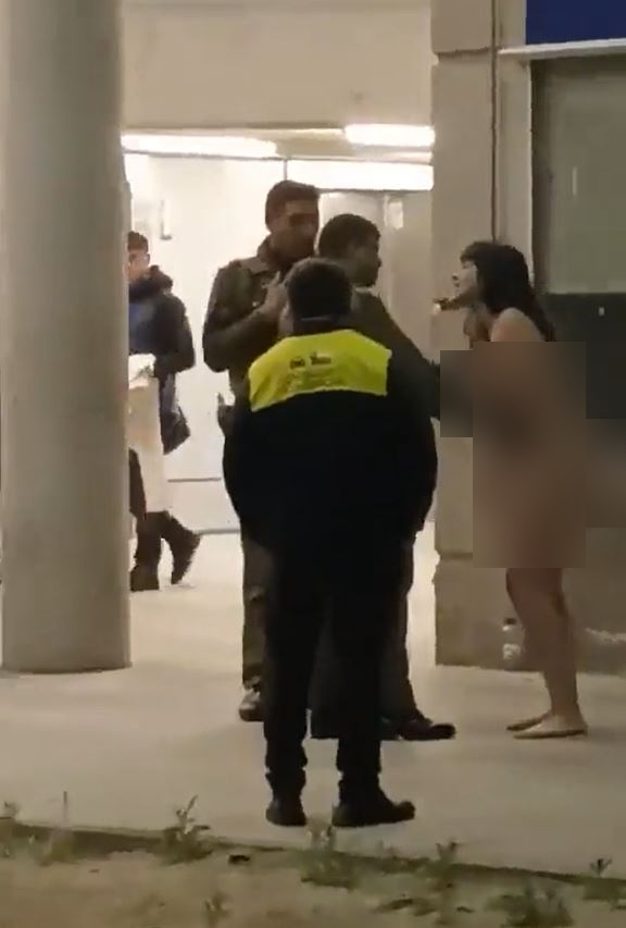 裸女情绪失控与宪兵又叫又推。影片截图 裸女情绪失控与宪兵又叫又推。影片截图