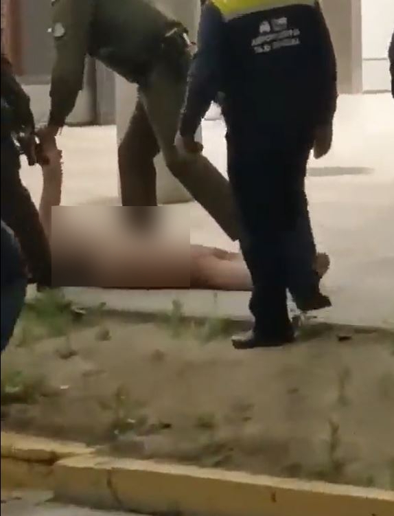 裸女情绪失控,宪兵最终将其压制在地。影片截图 裸女情绪失控,宪兵最终将其压制在地。影片截图