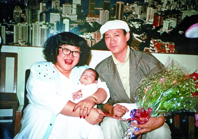 沈殿霞早年离婚,母兼父职照顾郑欣宜成长,一直以女儿意愿为首,不阻止女儿入行。 沈殿霞早年离婚,母兼父职照顾郑欣宜成长,一直以女儿意愿为首,不阻止女儿入行。