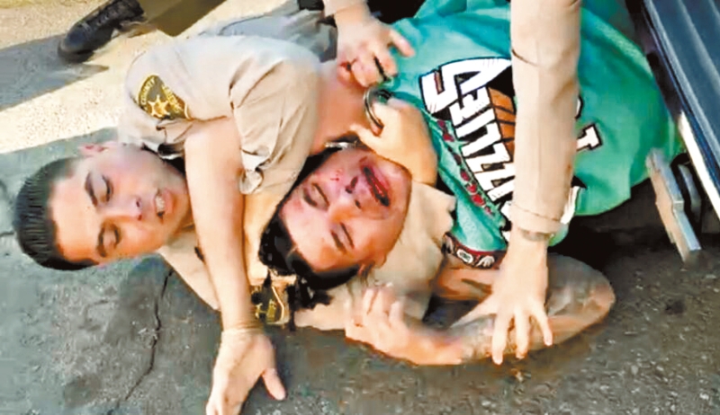 洛县警察声称,他们之所以接近这名被锁喉的男子,是因为他看起来裤子裡藏著武器。事件正由警方调查中。洛杉矶时报 洛县警察声称,他们之所以接近这名被锁喉的男子,是因为他看起来裤子裡藏著武器。事件正由警方调查中。洛杉矶时报