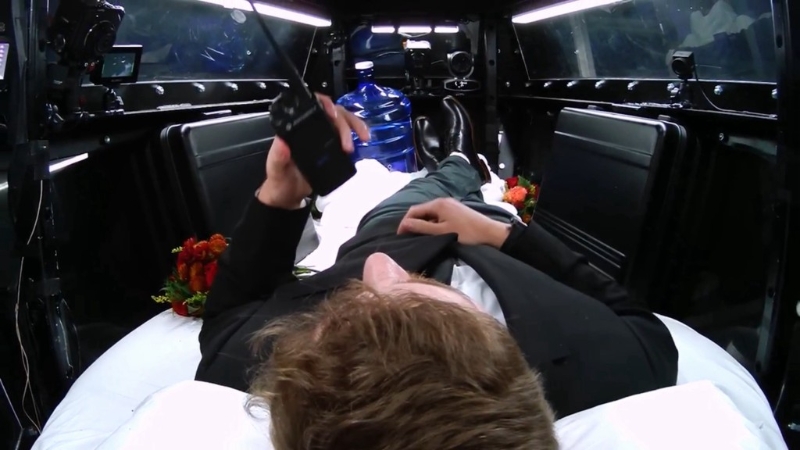 MrBeast用对讲机与伙伴保时沟通。 Youtube MrBeast用对讲机与伙伴保时沟通。 Youtube