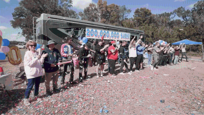 亲友早在地面等候,拉纸炮庆祝Youtube频道达2亿订阅。 Youtube 亲友早在地面等候,拉纸炮庆祝Youtube频道达2亿订阅。 Youtube