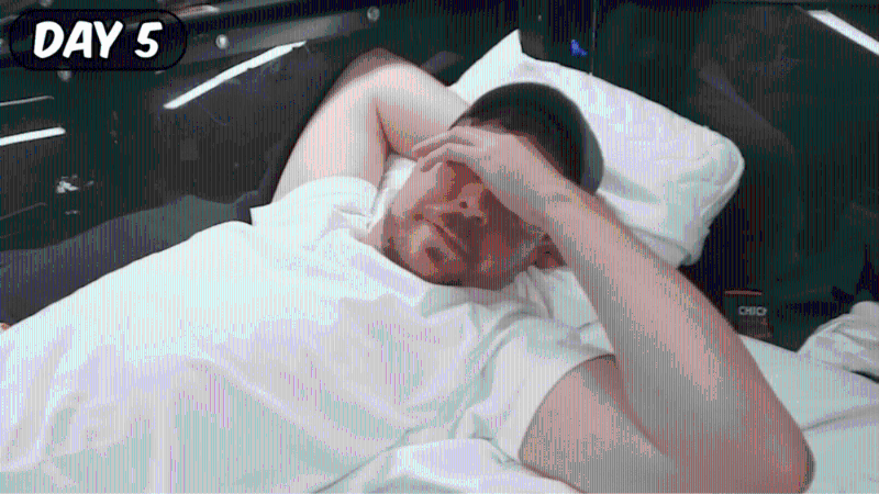 MrBeast情绪崩溃无故落泪。 Youtube MrBeast情绪崩溃无故落泪。 Youtube