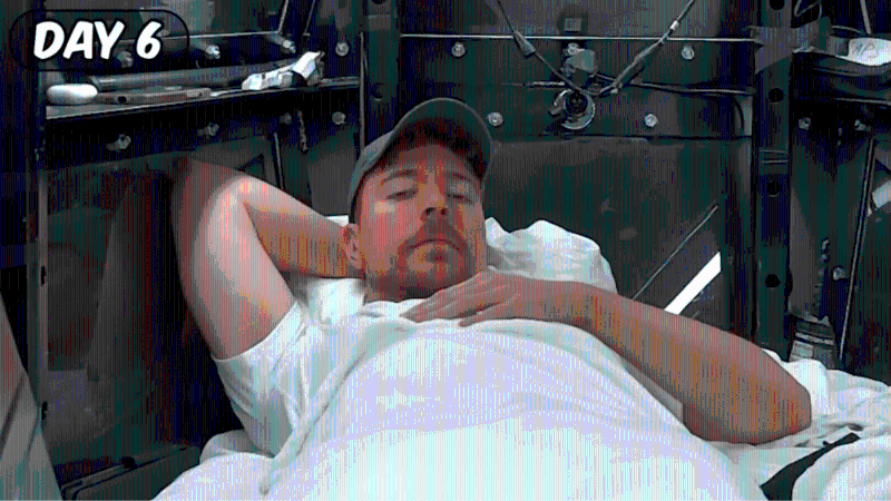 第6天,他在朋友讲话讲到一半时关掉对讲机,并丢在一旁。 Youtube 第6天,他在朋友讲话讲到一半时关掉对讲机,并丢在一旁。 Youtube