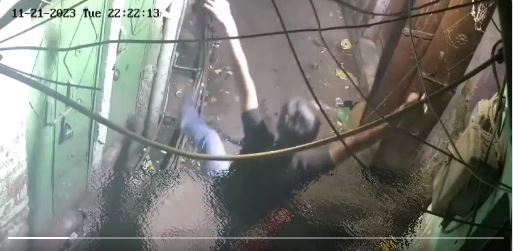 少年杀人后在尸体边跳舞。 少年杀人后在尸体边跳舞。