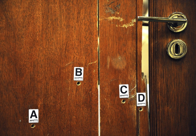 皮斯托留斯(Oscar Pistorius)向上锁的浴室门开了4枪,射死门后的女友斯藤坎普(Reeva Steenkamp)。 美联社 皮斯托留斯(Oscar Pistorius)向上锁的浴室门开了4枪,射死门后的女友斯藤坎普(Reeva Steenkamp)。 美联社