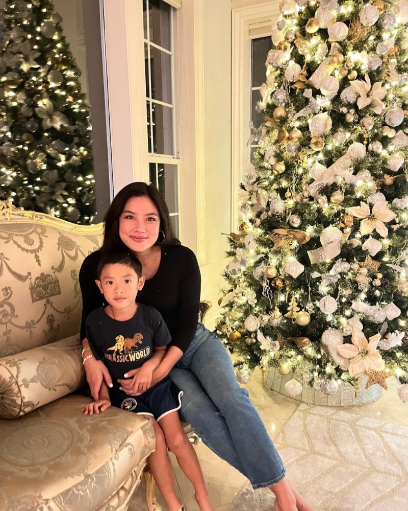 乐基儿的儿子越大越似她。 乐基儿的儿子越大越似她。