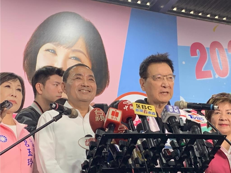 国民党参选人侯友宜与中广董事长赵少康搭配参选，2人登记后今出席首场造势活动，到桃园平镇替桃园五选区“立委”吕玉玲打气。