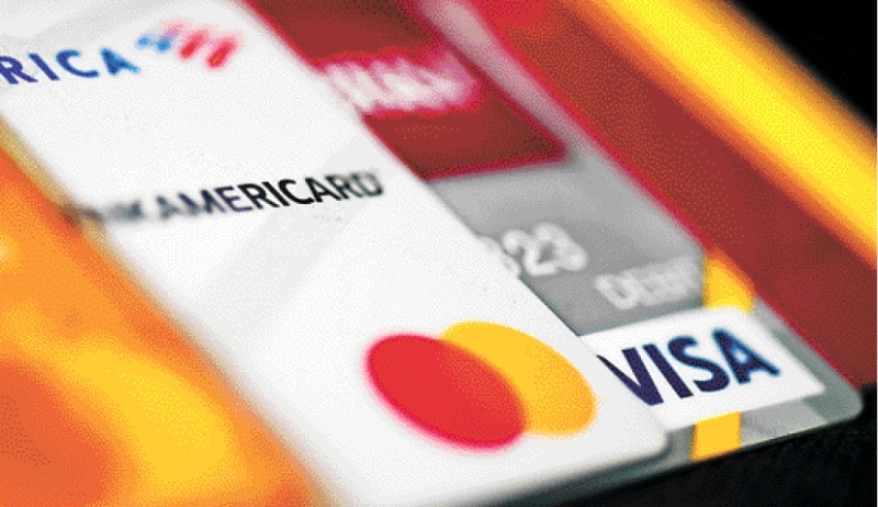 理财网站调查后发现,24%国民仍在偿还因去年节日消费积欠的信用卡债款;有专家警告,民众谨慎消费,勿掉进信用卡债务的泥沼。 法新社资料图片 理财网站调查后发现,24%国民仍在偿还因去年节日消费积欠的信用卡债款;有专家警告,民众谨慎消费,勿掉进信用卡债务的泥沼。 法新社资料图片