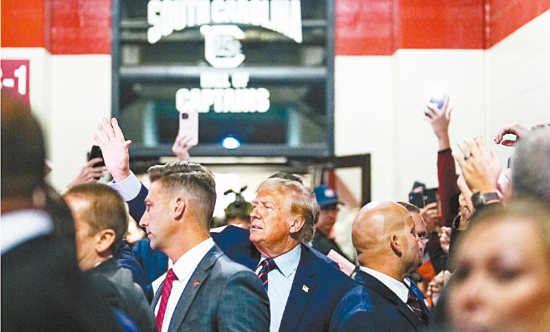 前总统特朗普到南卡州现场观看棕榈碗大学榄球赛,被指旨在与共和党总统参选人海莉抢风头。 美联社 前总统特朗普到南卡州现场观看棕榈碗大学榄球赛,被指旨在与共和党总统参选人海莉抢风头。 美联社