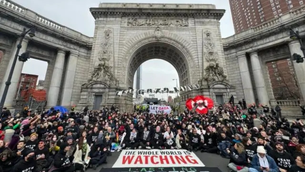 数千名抗议者封堵曼哈顿大桥交通 数千名抗议者封堵曼哈顿大桥交通