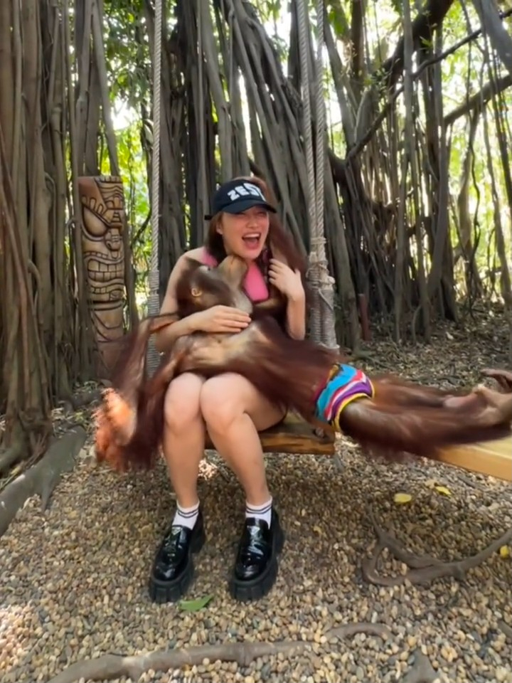 被拉下头强吻。 被拉下头强吻。