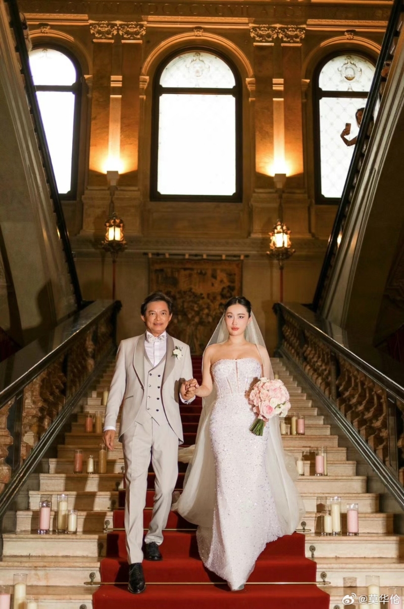 莫华伦今年中突然宣布与女高音王冰冰结婚。 莫华伦今年中突然宣布与女高音王冰冰结婚。