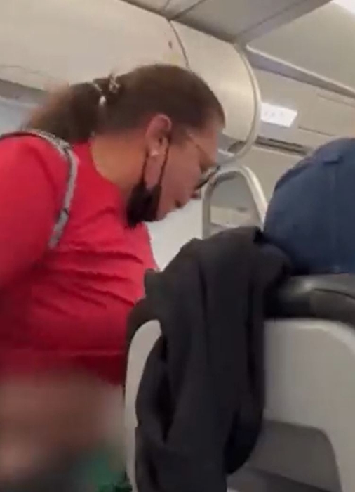 女子当众除裤。 女子当众除裤。