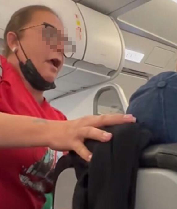 女子不满欲去洗手间被阻止。 女子不满欲去洗手间被阻止。