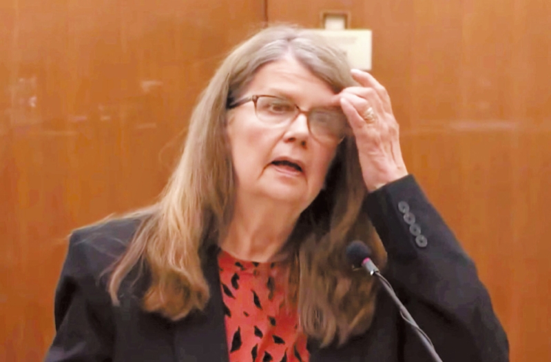 乔文的母亲波伦蒂表示,儿子在狱中被刺伤,家人一直被蒙在鼓裡,最后竟要通过媒体才得知他伤势严重。 电视截图 乔文的母亲波伦蒂表示,儿子在狱中被刺伤,家人一直被蒙在鼓裡,最后竟要通过媒体才得知他伤势严重。 电视截图