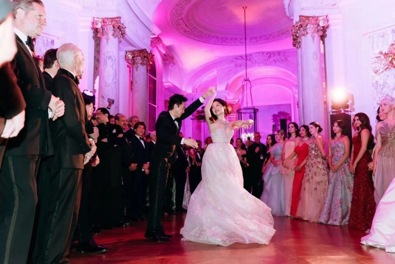 甄济如跟父亲甄子丹一起以华尔兹舞蹈为舞会展开序幕。 甄济如跟父亲甄子丹一起以华尔兹舞蹈为舞会展开序幕。