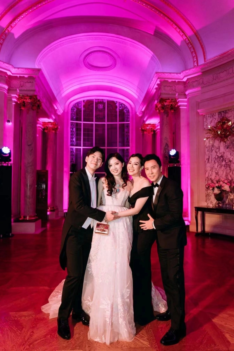 甄子丹一家四口难得齐聚。 甄子丹一家四口难得齐聚。