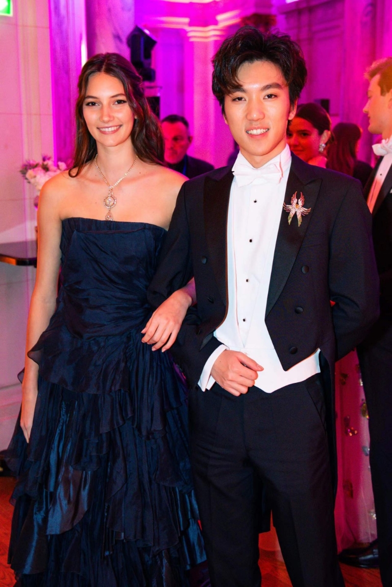 张艺谋儿子张壹男亦现身巴黎名媛舞会。 张艺谋儿子张壹男亦现身巴黎名媛舞会。