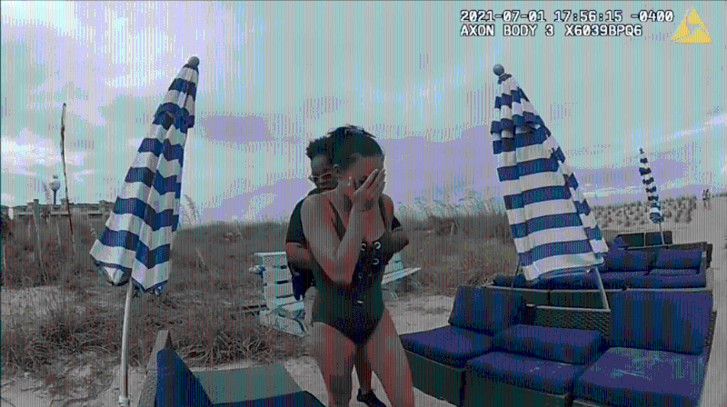 警员把克里斯蒂娜带署调查。 警员把克里斯蒂娜带署调查。